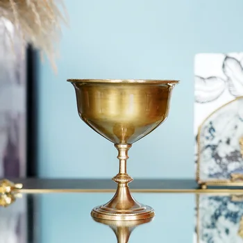 Žalvarinis auksinis puodelis, modeliuojantis mažus aukštus vaisių dubenėlius, dekoravimo papuošalus, prabangią retro dekoraciją. - Nuotrauka 1  